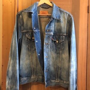 Levi denim jean jacket distressed M